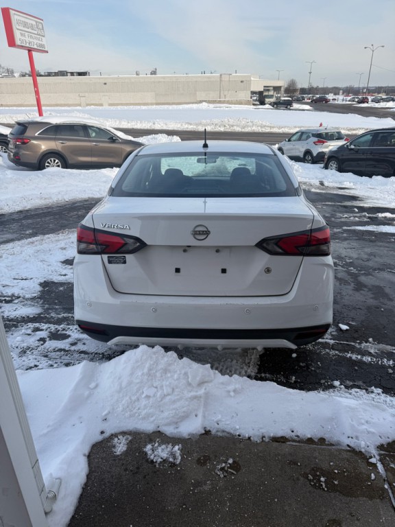 2023 Nissan Versa Image 3