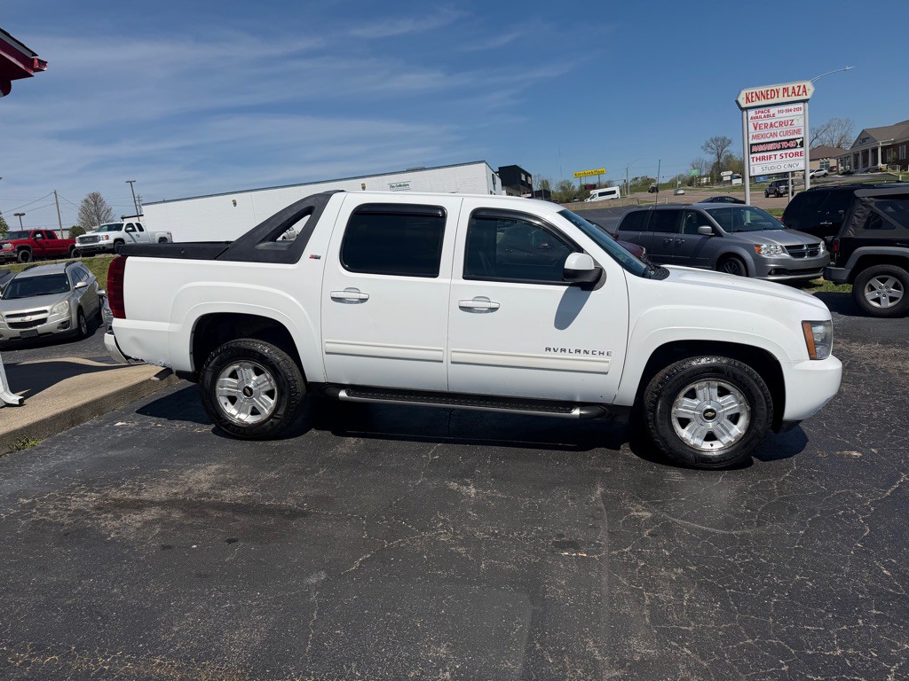 2010 Chevrolet Avalanche Image 2