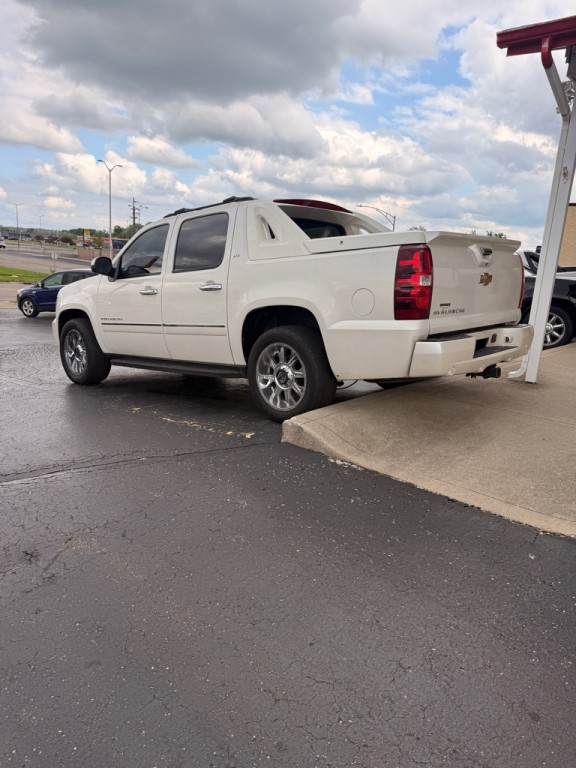 2012 Chevrolet Avalanche Image 2