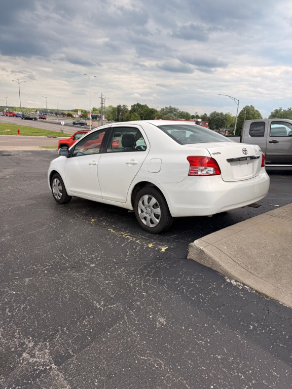 2010 Toyota Yaris Image 2