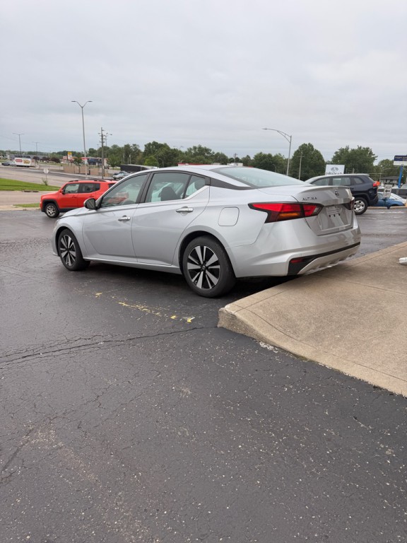 2021 Nissan Altima Image 2