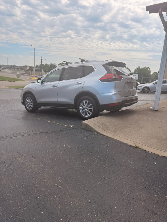 2017 Nissan Rogue Image 2