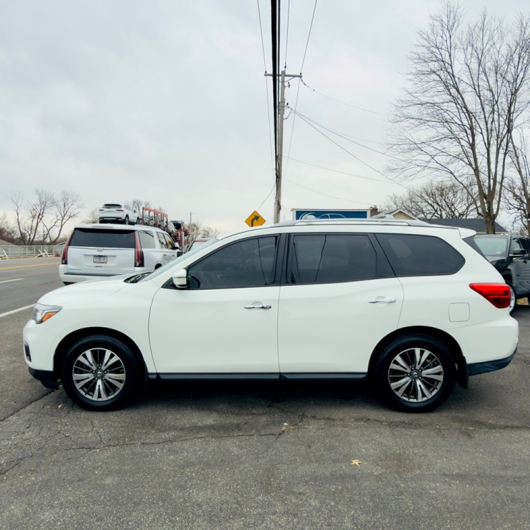 2017 Nissan Pathfinder Image 2
