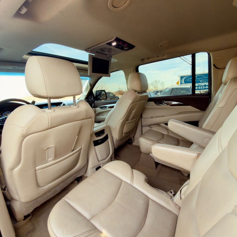 2015 Cadillac Escalade Image 17