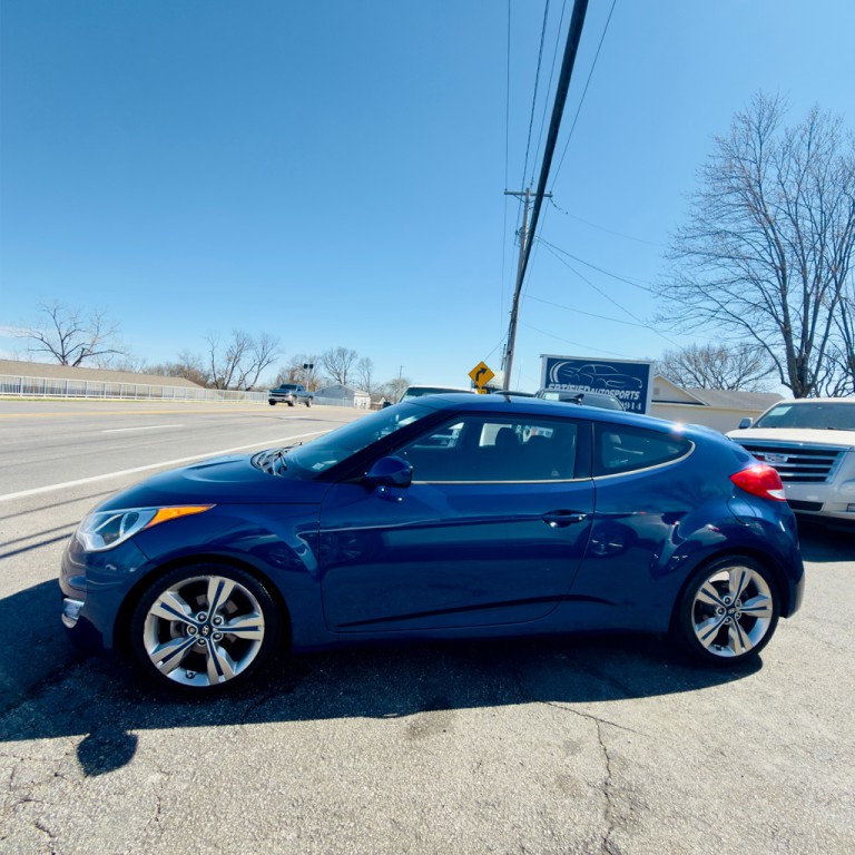 2017 Hyundai Veloster Image 2