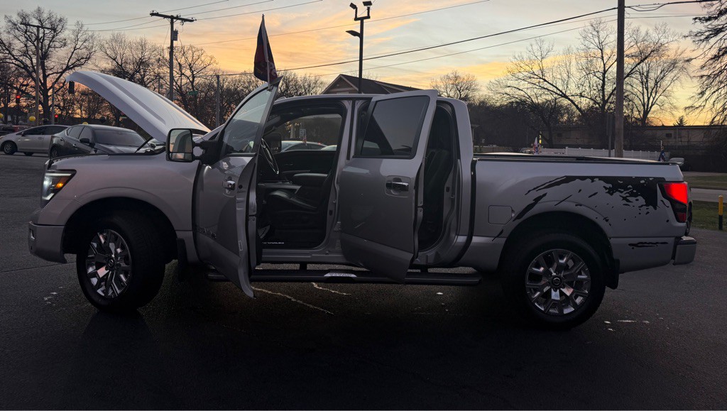 2020 Nissan Titan Image 36
