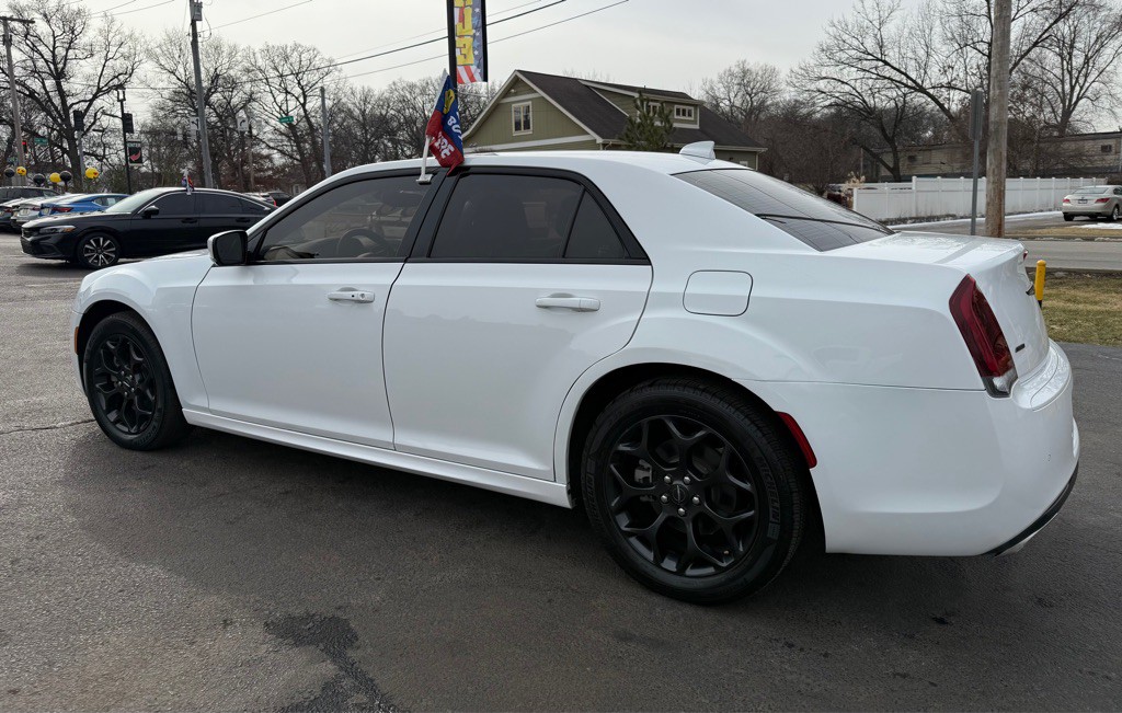 2023 Chrysler 300 Image 4