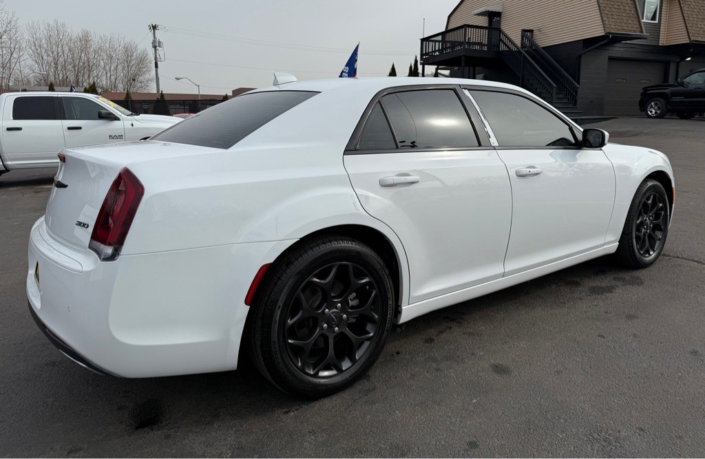 2023 Chrysler 300 Image 6