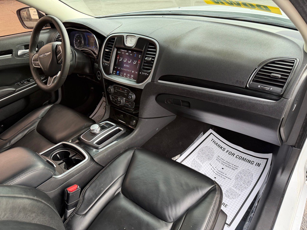 2023 Chrysler 300 Image 8