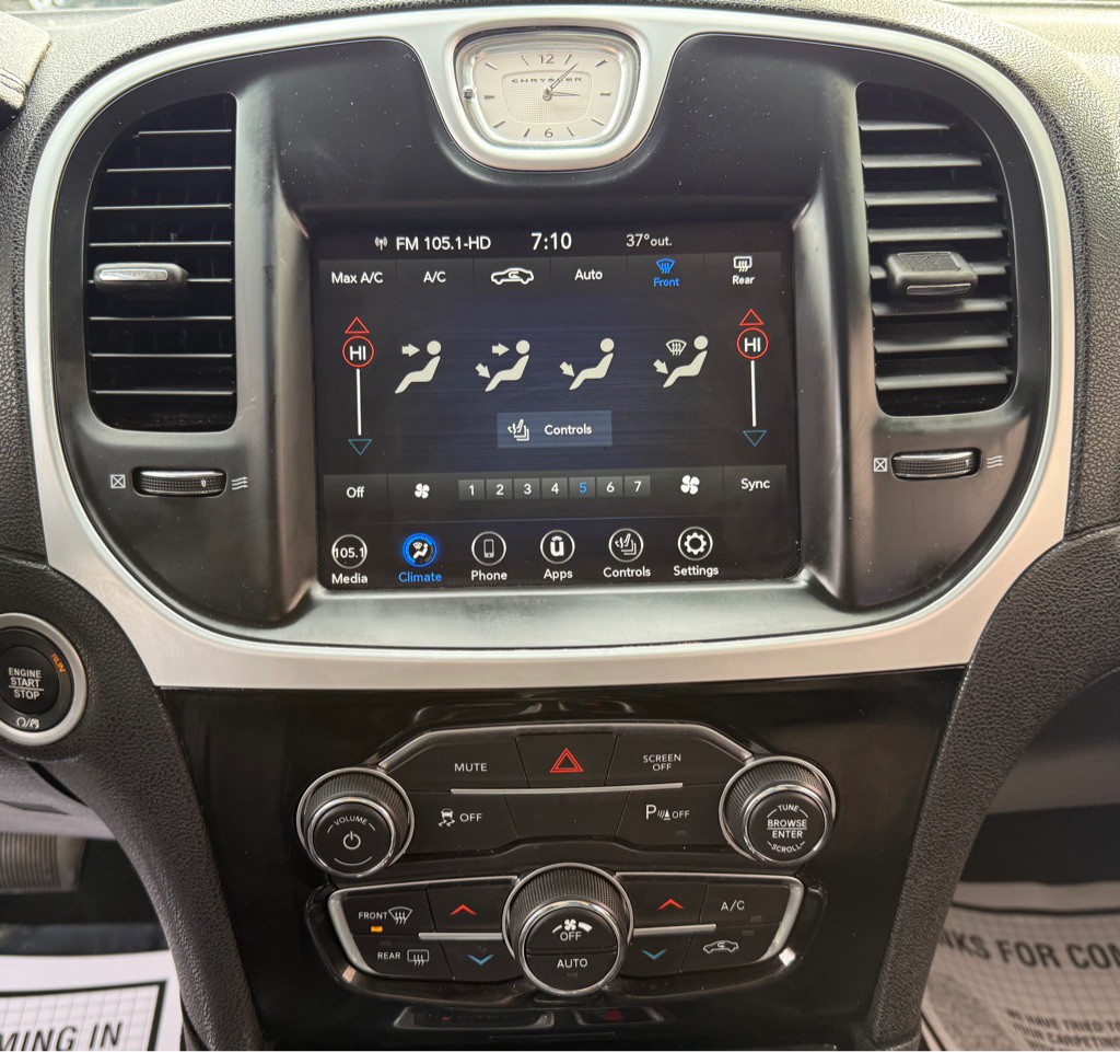 2023 Chrysler 300 Image 16