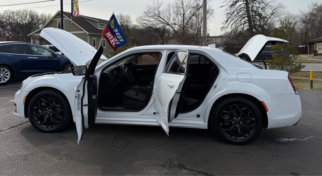 2023 Chrysler 300 Image 36