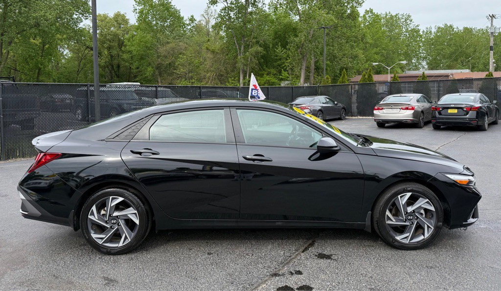 2025 Hyundai Elantra Image 7