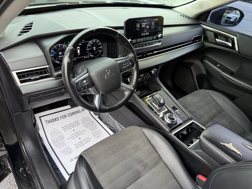 2024 Mitsubishi Outlander Image 13