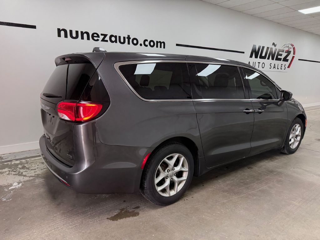 2019 Chrysler Pacifica Image 3