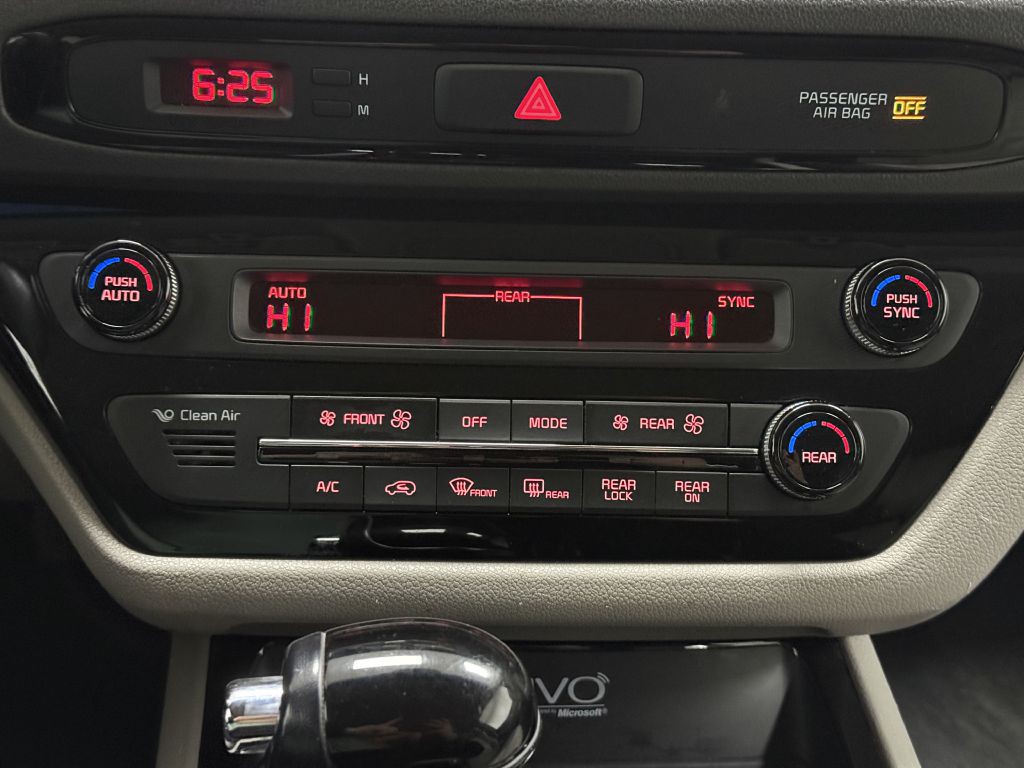 2016 Kia Sedona Image 24