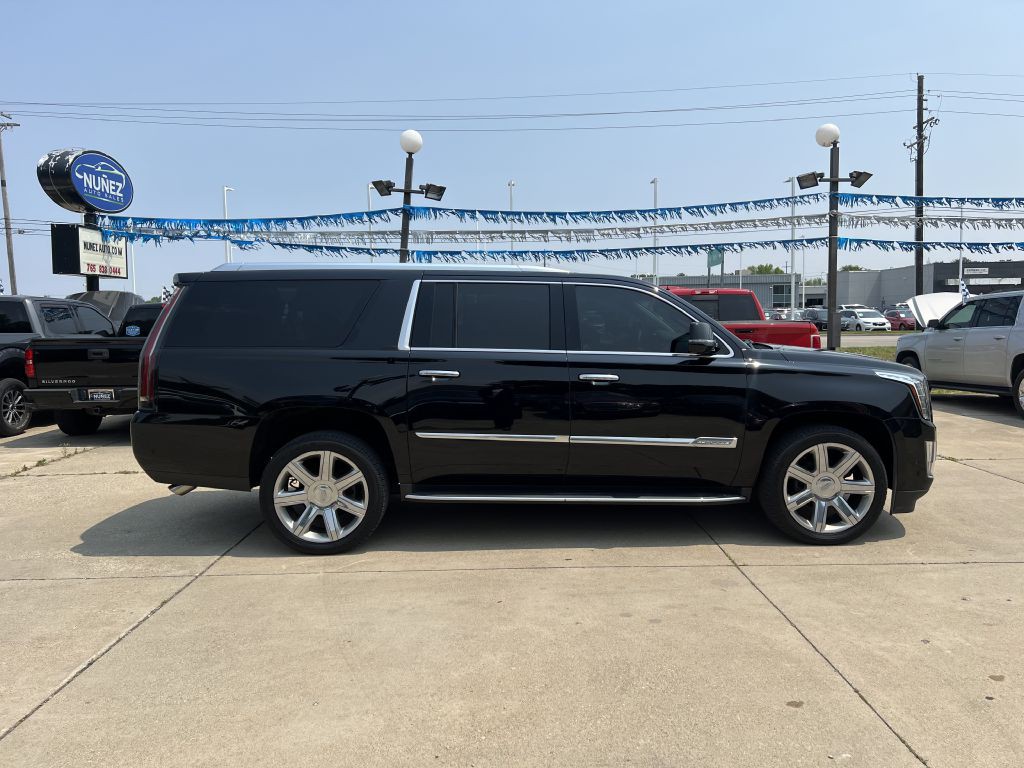 2017 Cadillac Escalade Image 2