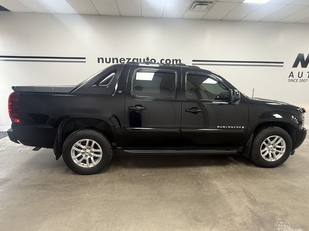 2007 Chevrolet Avalanche Image 2