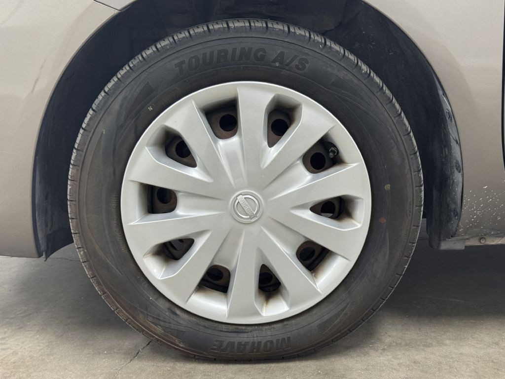 2016 Nissan Versa Image 11
