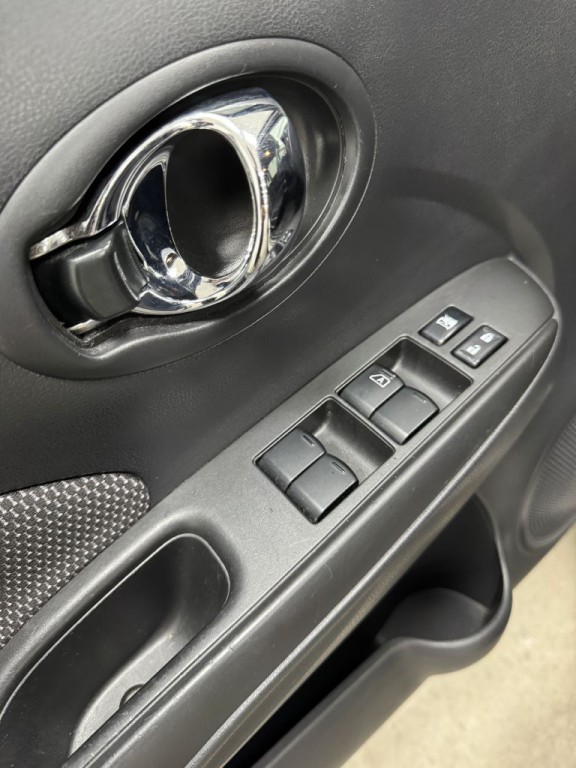 2016 Nissan Versa Image 18