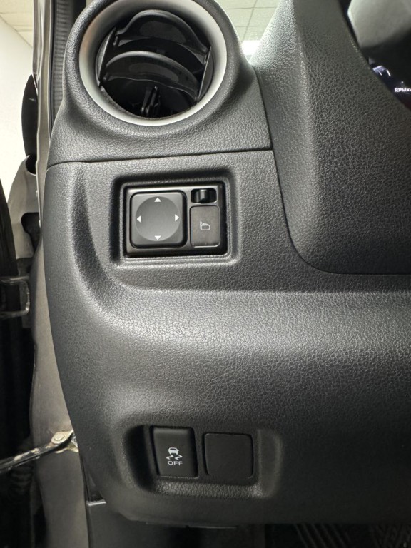 2016 Nissan Versa Image 19
