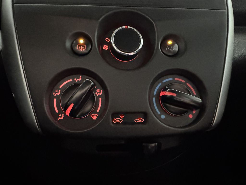 2016 Nissan Versa Image 25