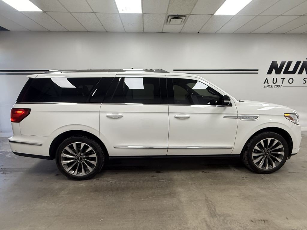2021 Lincoln Navigator Image 2