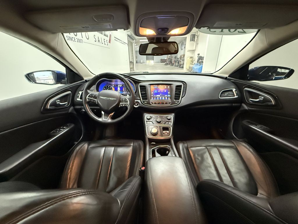 2015 Chrysler 200 Image 10