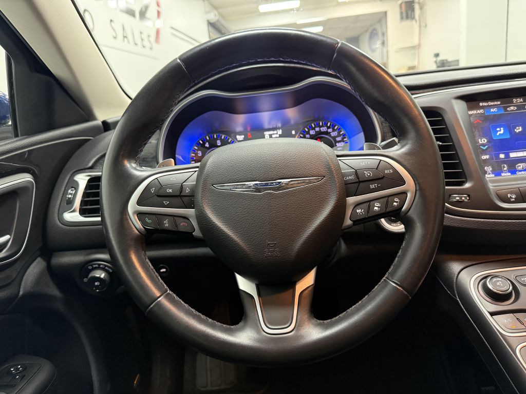 2015 Chrysler 200 Image 11