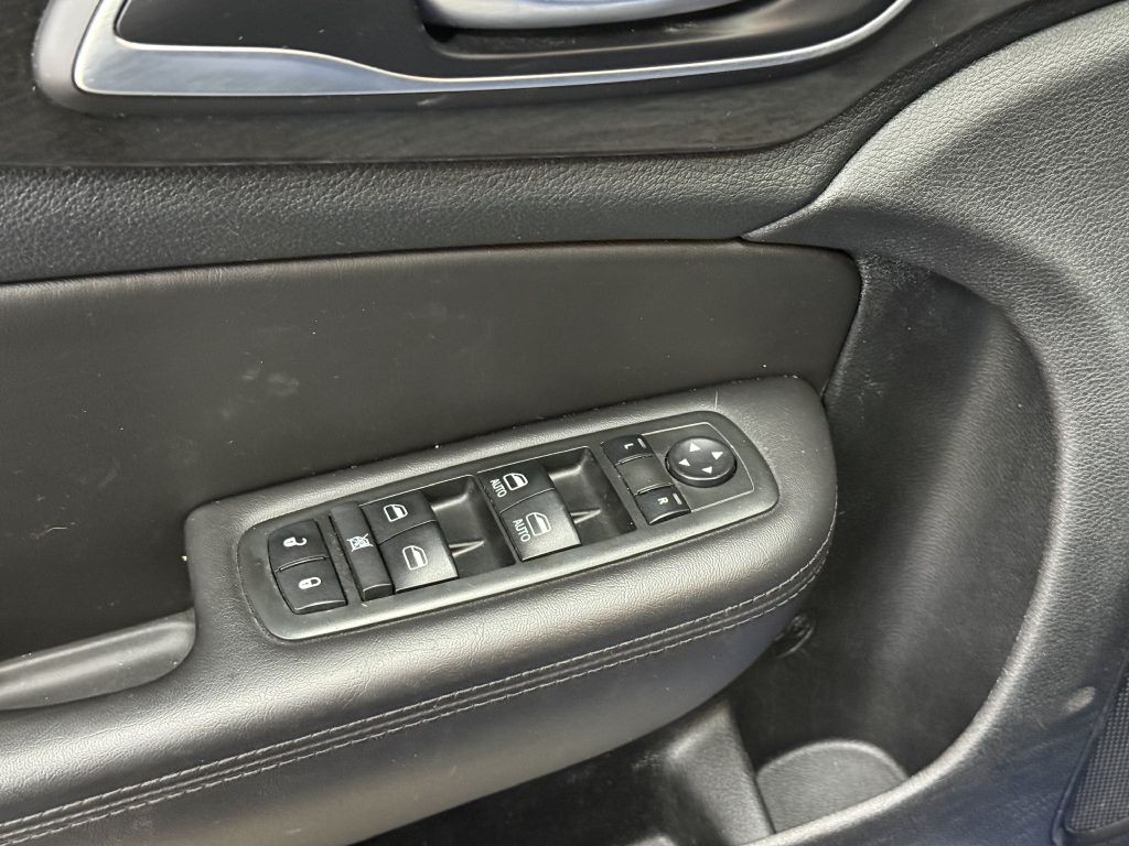 2015 Chrysler 200 Image 13