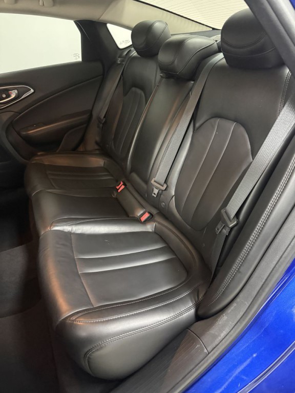 2015 Chrysler 200 Image 17