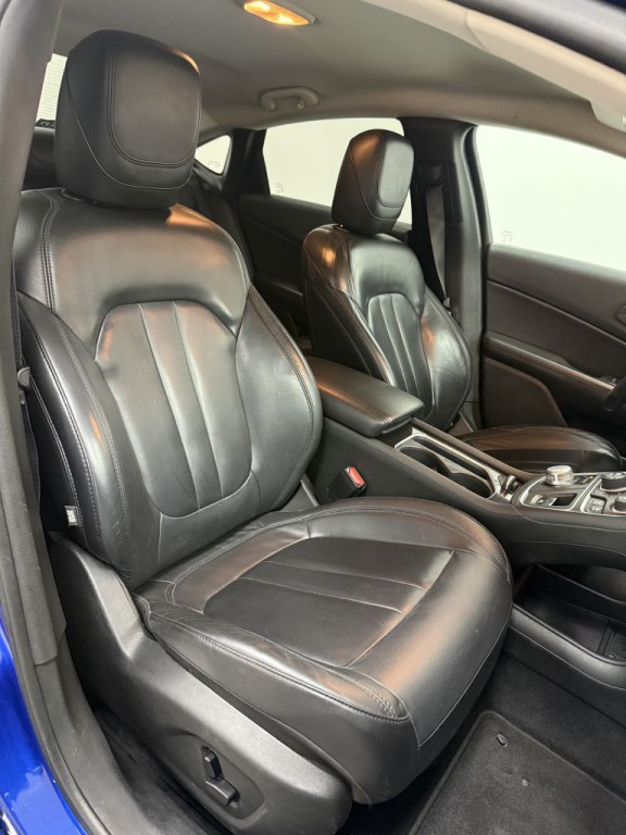 2015 Chrysler 200 Image 18