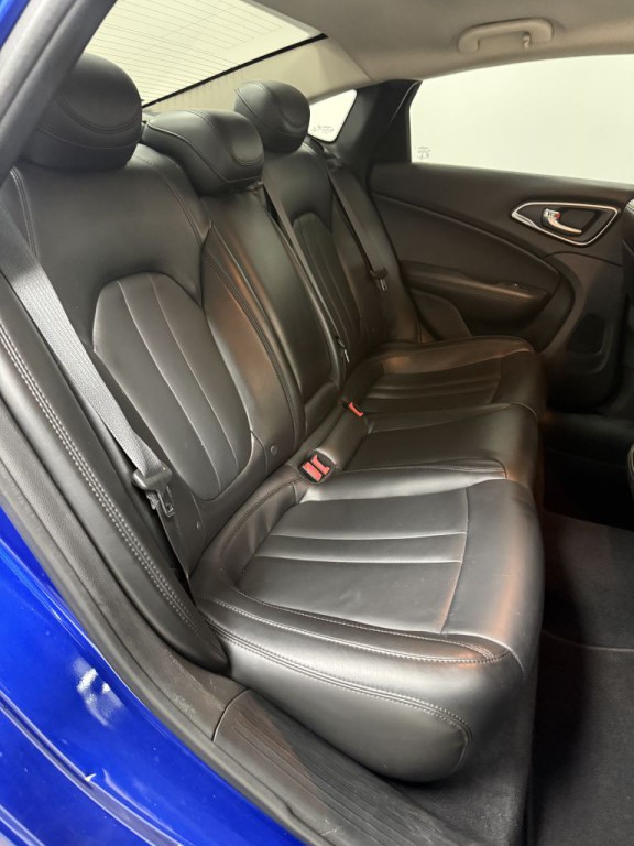 2015 Chrysler 200 Image 19