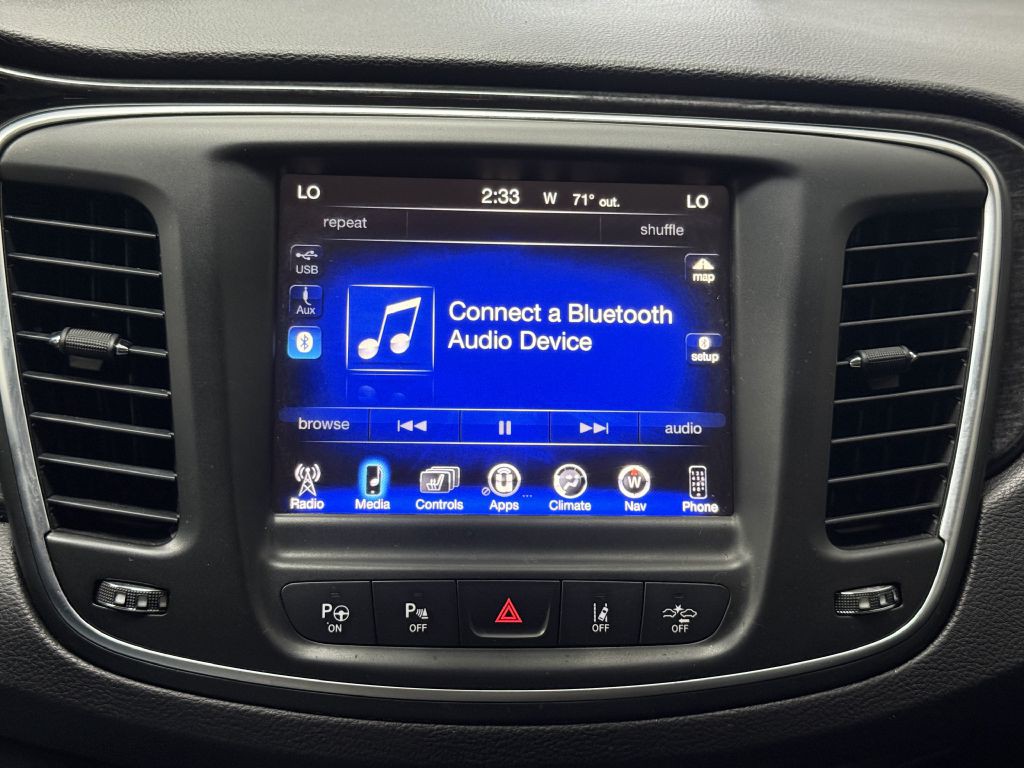 2015 Chrysler 200 Image 23