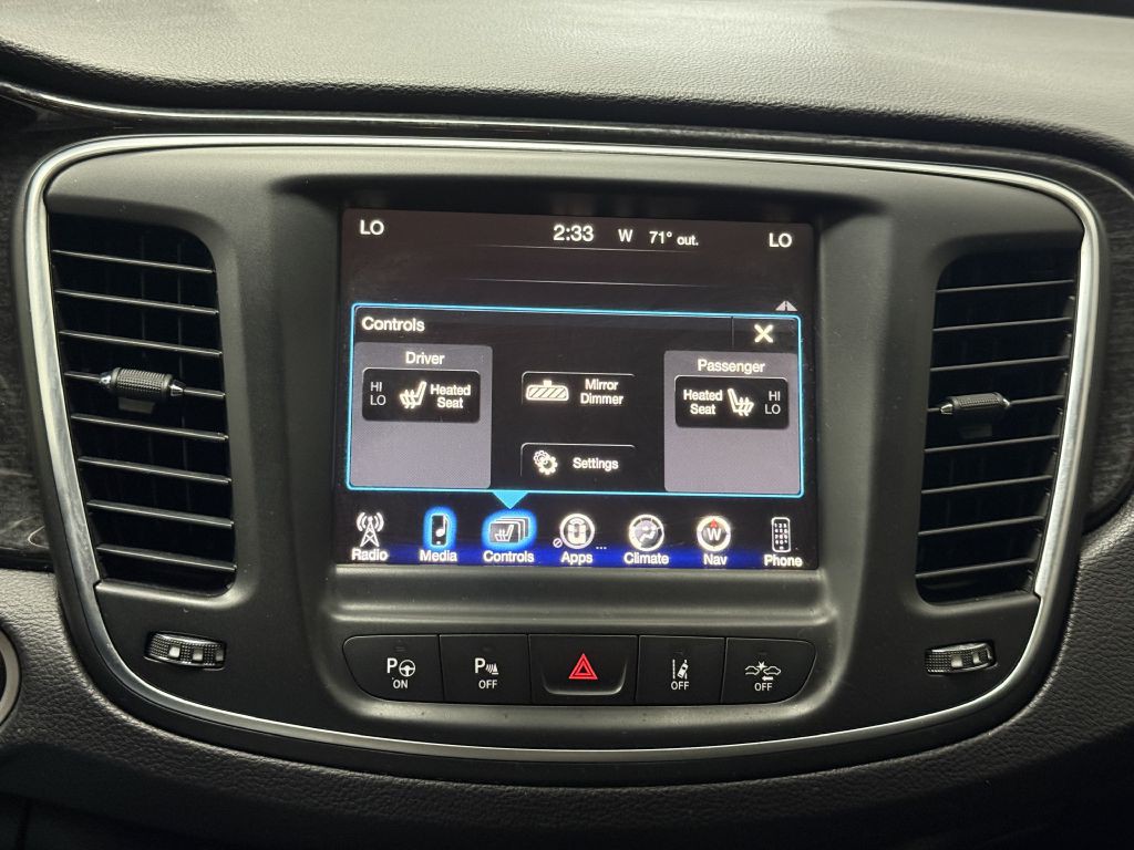 2015 Chrysler 200 Image 24