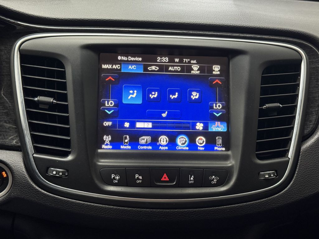 2015 Chrysler 200 Image 26