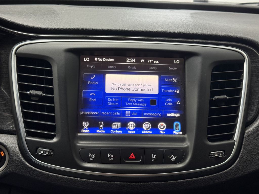2015 Chrysler 200 Image 28