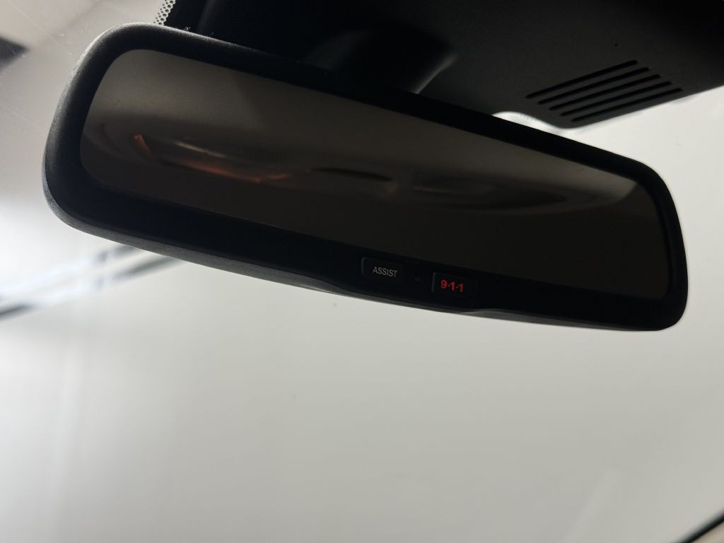 2015 Chrysler 200 Image 30