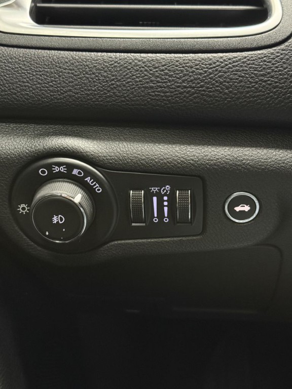 2015 Chrysler 200 Image 32