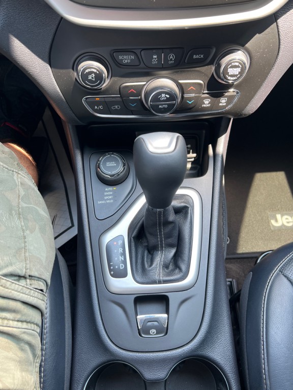 2015 Jeep Cherokee Image 32