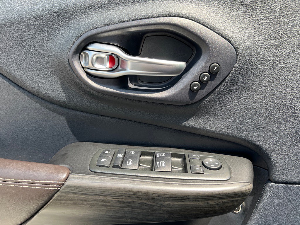 2015 Jeep Cherokee Image 35