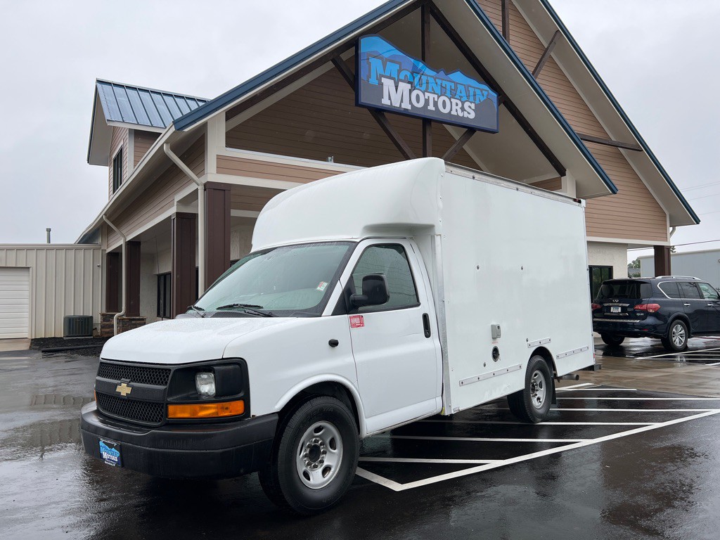 2017 Chevrolet Express Image 1