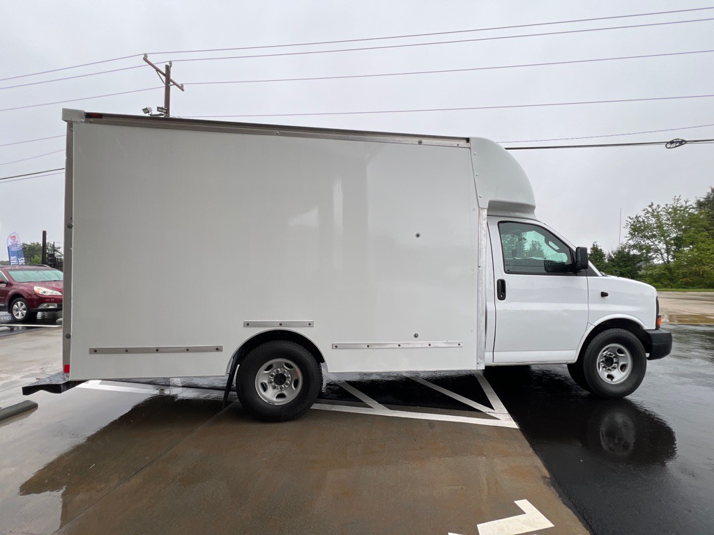 2017 Chevrolet Express Image 7