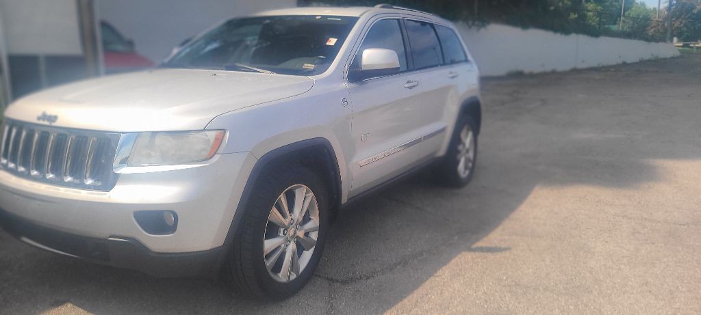 2011 Jeep Grand Cherokee Image 2