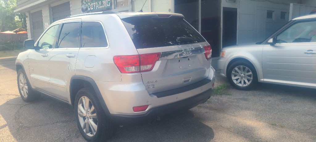 2011 Jeep Grand Cherokee Image 17