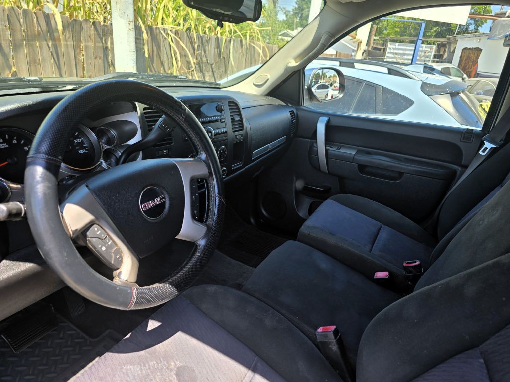 2010 GMC Sierra Image 2