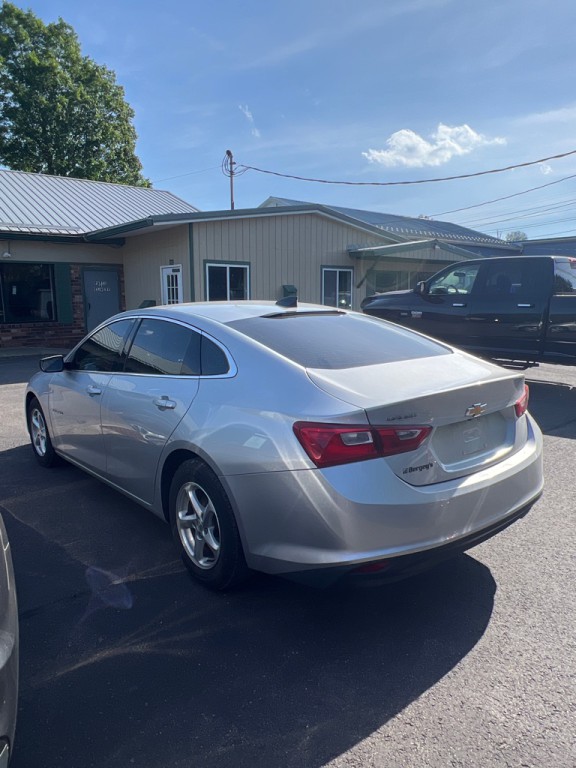 2018 Chevrolet Malibu Image 2