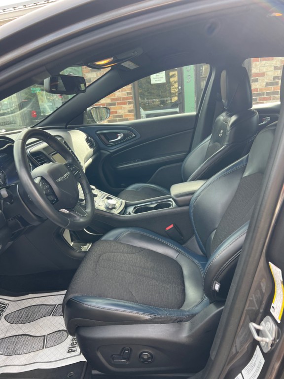 2016 Chrysler 200 Image 3