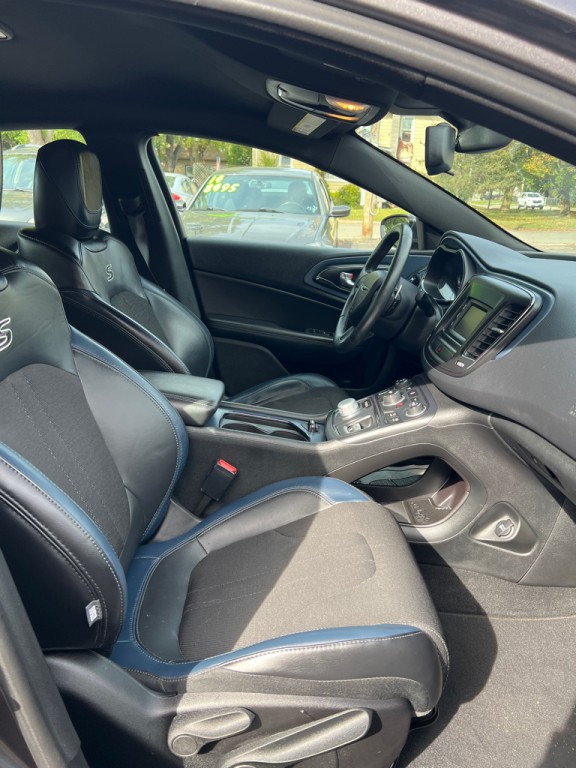 2016 Chrysler 200 Image 4