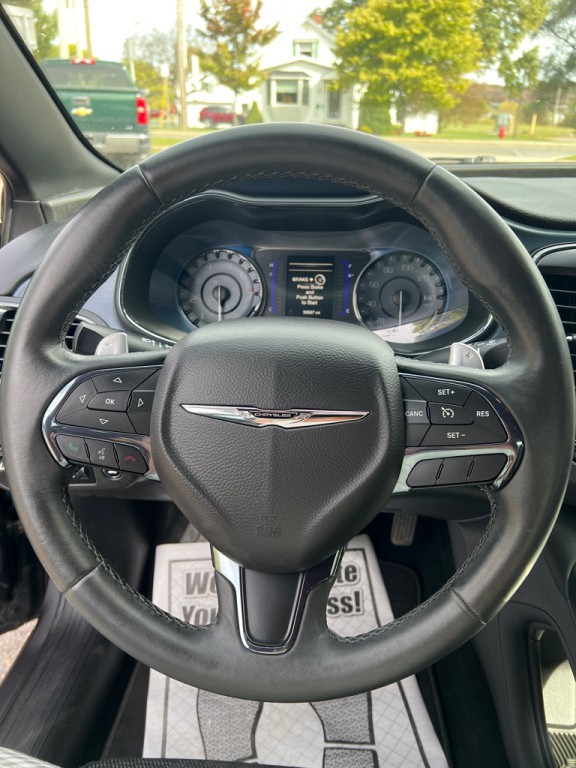 2016 Chrysler 200 Image 8