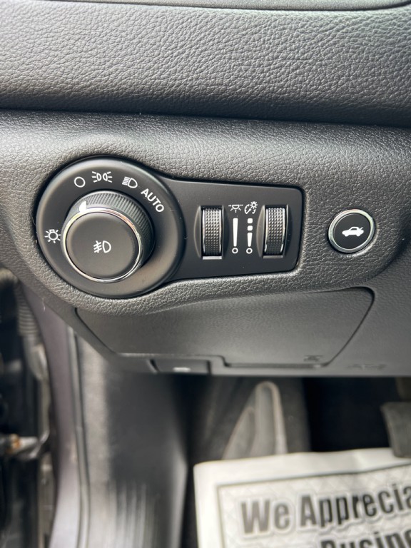 2016 Chrysler 200 Image 9